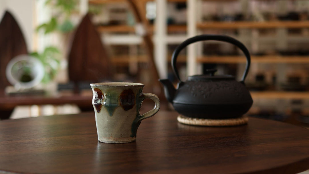 やちむんのマグカップと南部鉄器