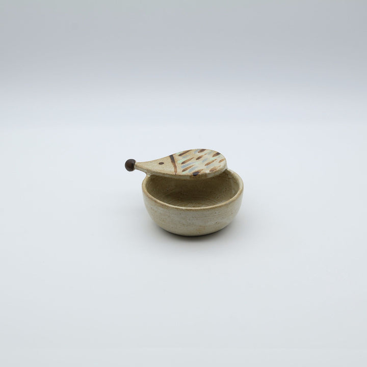 土の種 作、ハリネズミの立体的な顔と手描き模様が愛らしい陶器のおたま立て（お玉置き）。暮らしのやちむんのキッチン道具。