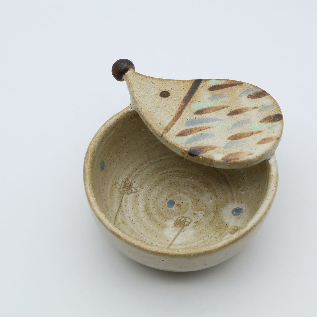 土の種 作、ハリネズミの立体的な顔と手描き模様が愛らしい陶器のおたま立て（お玉置き）。暮らしのやちむんのキッチン道具。