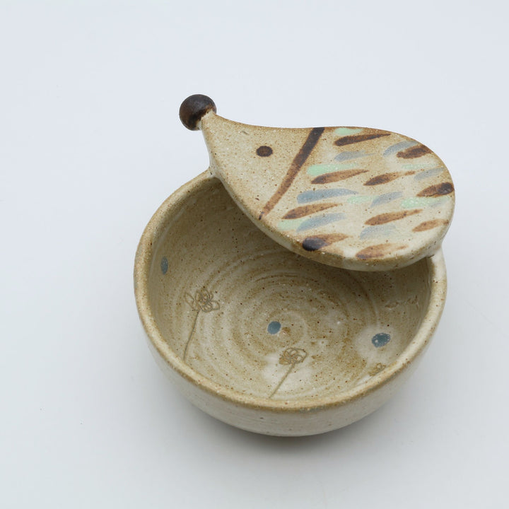 土の種 作、ハリネズミの立体的な顔と手描き模様が愛らしい陶器のおたま立て（お玉置き）。暮らしのやちむんのキッチン道具。