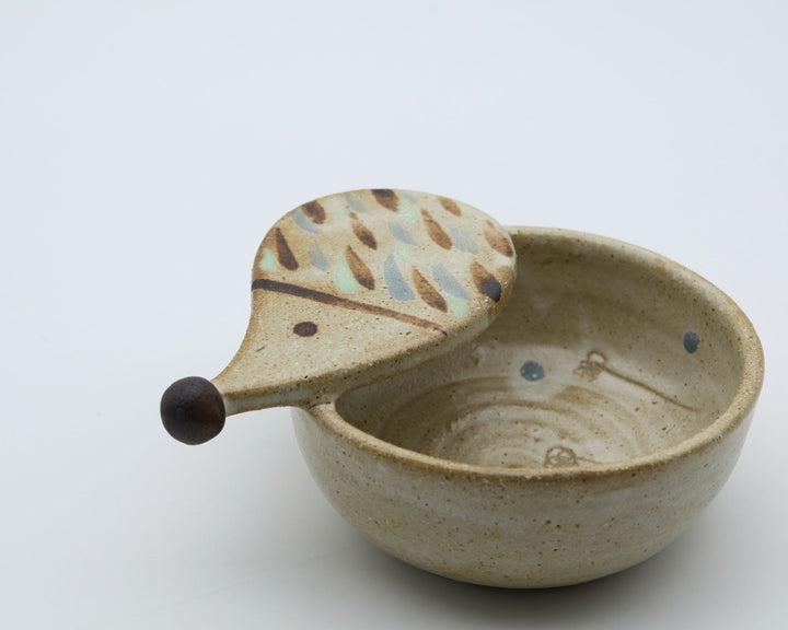 土の種 作、ハリネズミの立体的な顔と手描き模様が愛らしい陶器のおたま立て（お玉置き）。暮らしのやちむんのキッチン道具。