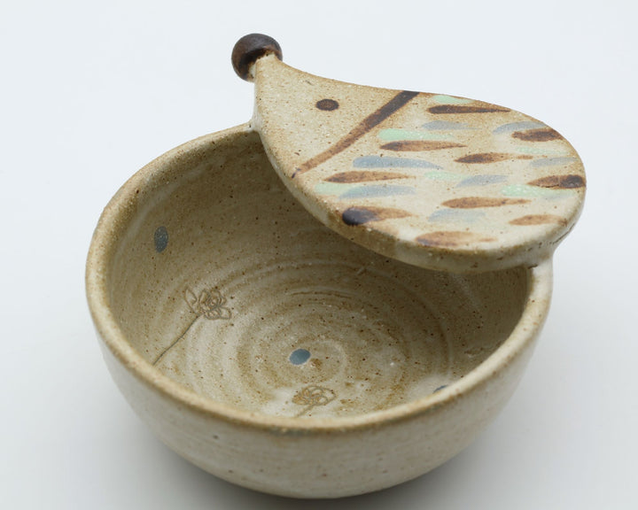 土の種 作、ハリネズミの立体的な顔と手描き模様が愛らしい陶器のおたま立て（お玉置き）。暮らしのやちむんのキッチン道具。