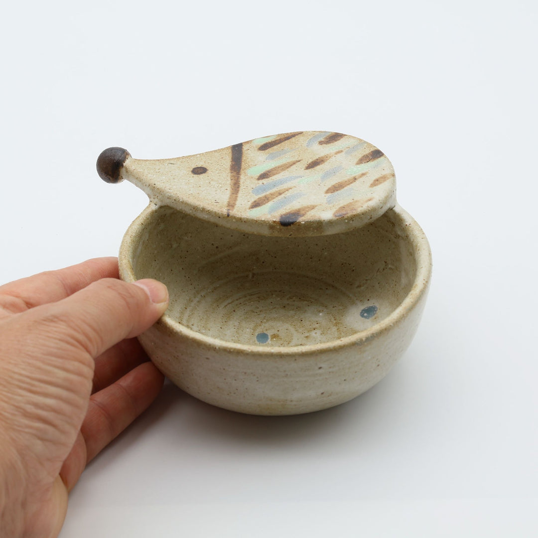 土の種 作、ハリネズミの立体的な顔と手描き模様が愛らしい陶器のおたま立て（お玉置き）。暮らしのやちむんのキッチン道具。