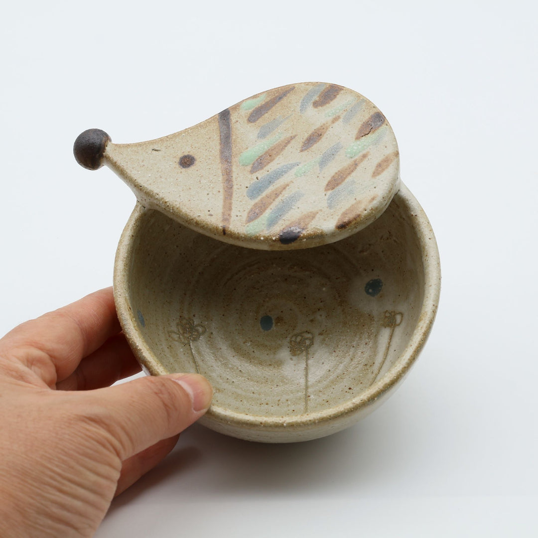 土の種 作、ハリネズミの立体的な顔と手描き模様が愛らしい陶器のおたま立て（お玉置き）。暮らしのやちむんのキッチン道具。