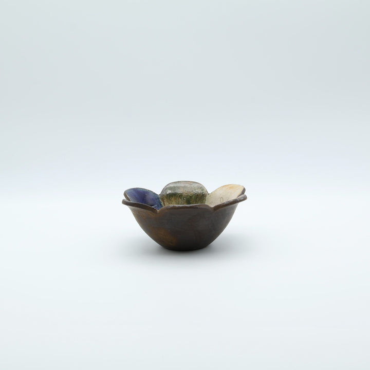 やちむん工房「土の種」の愛らしいふっくらとしたお花型の小鉢。内側は落ち着いた色で施釉された｢小｣よりオトナの花小鉢は沖縄の手仕事による1点もののうつわ。
