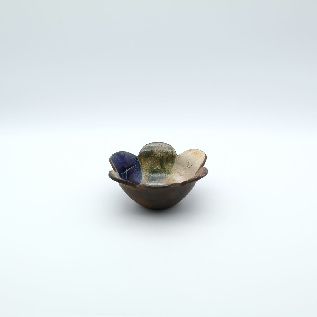 やちむん工房「土の種」の愛らしいふっくらとしたお花型の小鉢。内側は落ち着いた色で施釉された｢小｣よりオトナの花小鉢は沖縄の手仕事による1点もののうつわ。