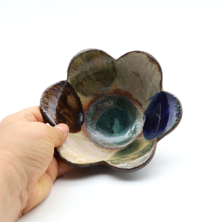 やちむん工房「土の種」の愛らしいふっくらとしたお花型の小鉢。内側は落ち着いた色で施釉された｢小｣よりオトナの花小鉢は沖縄の手仕事による1点もののうつわ。