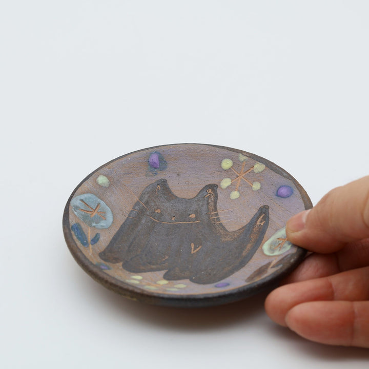 土の種（沖縄県うるま市）作、愛らしいネコが描かれた手描き陶器豆皿。やちむんの器。