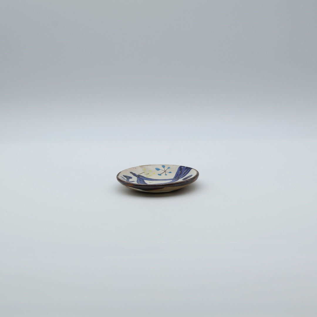 土の種（沖縄県うるま市）作、青い鳥と植物が描かれた手描き陶器豆皿。やちむんの器。