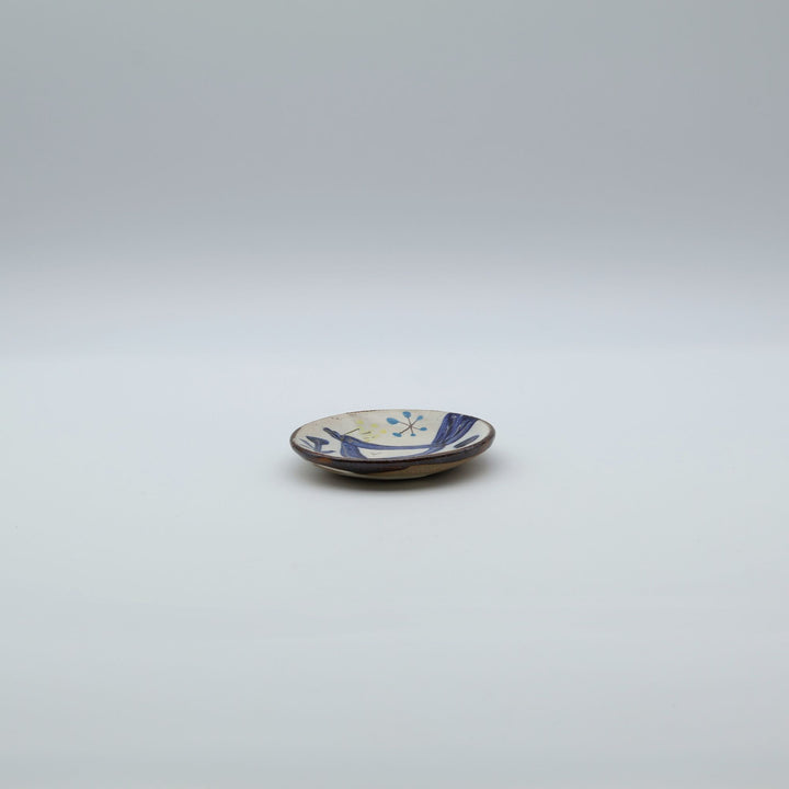 土の種（沖縄県うるま市）作、青い鳥と植物が描かれた手描き陶器豆皿。やちむんの器。