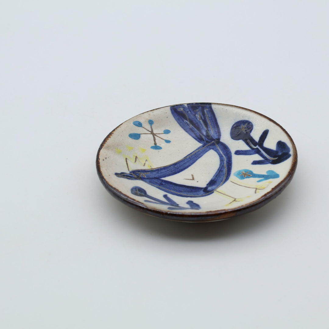 土の種（沖縄県うるま市）作、青い鳥と植物が描かれた手描き陶器豆皿。やちむんの器。