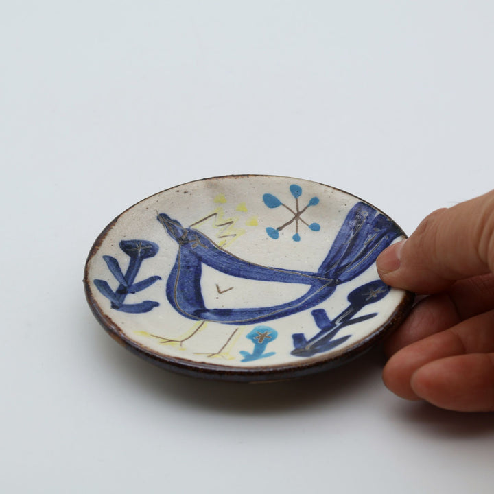 土の種（沖縄県うるま市）作、青い鳥と植物が描かれた手描き陶器豆皿。やちむんの器。