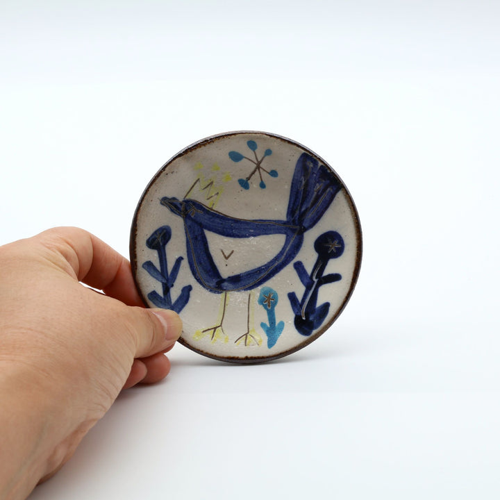 土の種（沖縄県うるま市）作、青い鳥と植物が描かれた手描き陶器豆皿。やちむんの器。