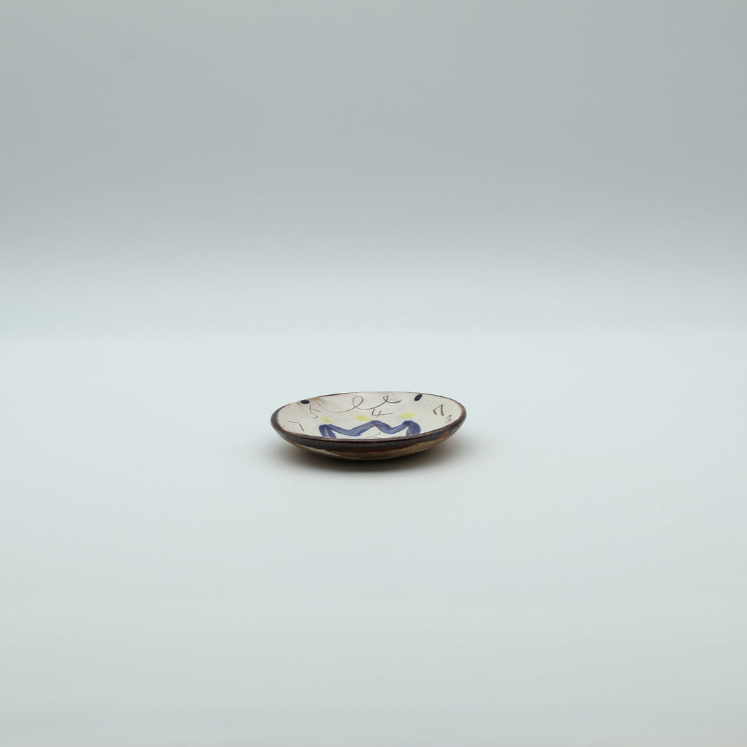 土の種（沖縄県うるま市）作、王冠と数字柄の手描き陶器豆皿。やちむんの器。