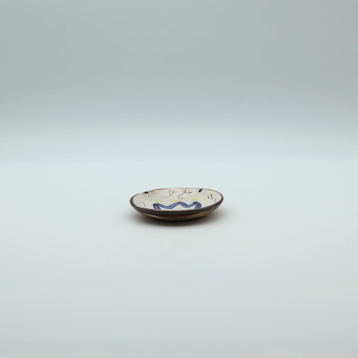 土の種（沖縄県うるま市）作、王冠と数字柄の手描き陶器豆皿。やちむんの器。