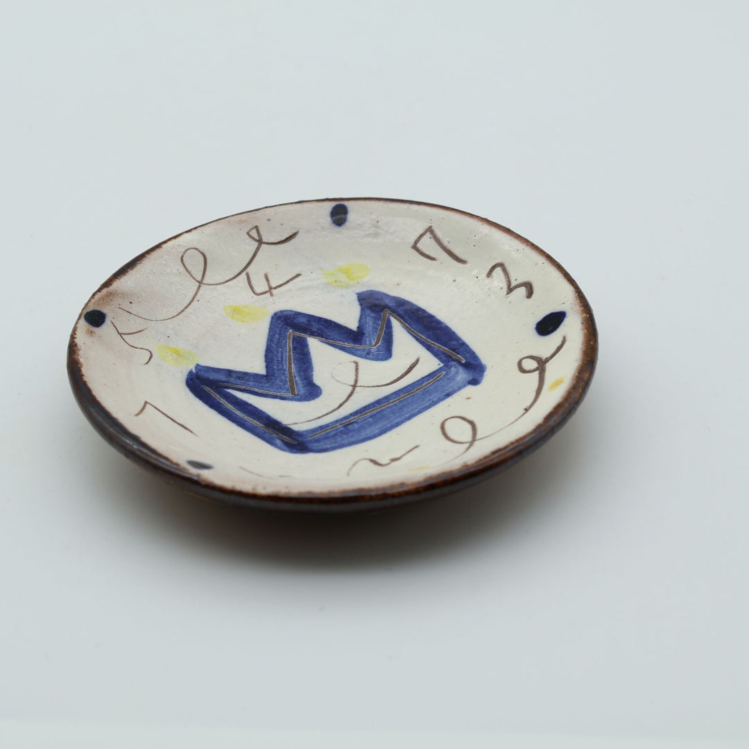 土の種（沖縄県うるま市）作、王冠と数字柄の手描き陶器豆皿。やちむんの器。