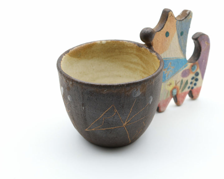 いぬをモチーフにした持ち手が愛らしい、沖縄県うるま市「土の種」の陶器フリーカップ。手描きの絵付けが施されたやちむんの器。納豆やもずくなどの小鉢としても。