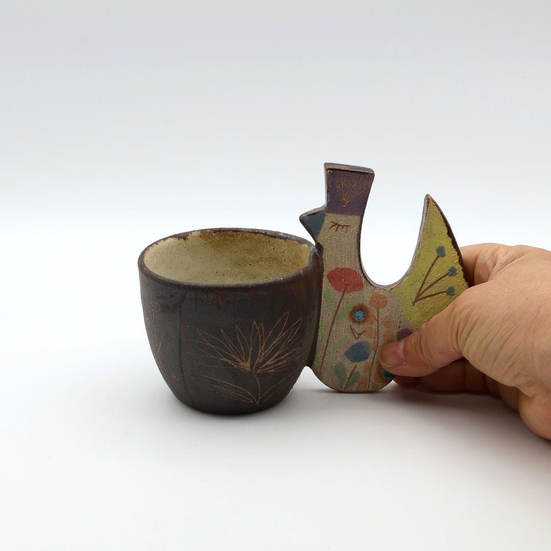 おきなわのやちむん土の種のとりカップ　カップに小鉢に使いやすい見た目だけでない実用の器。