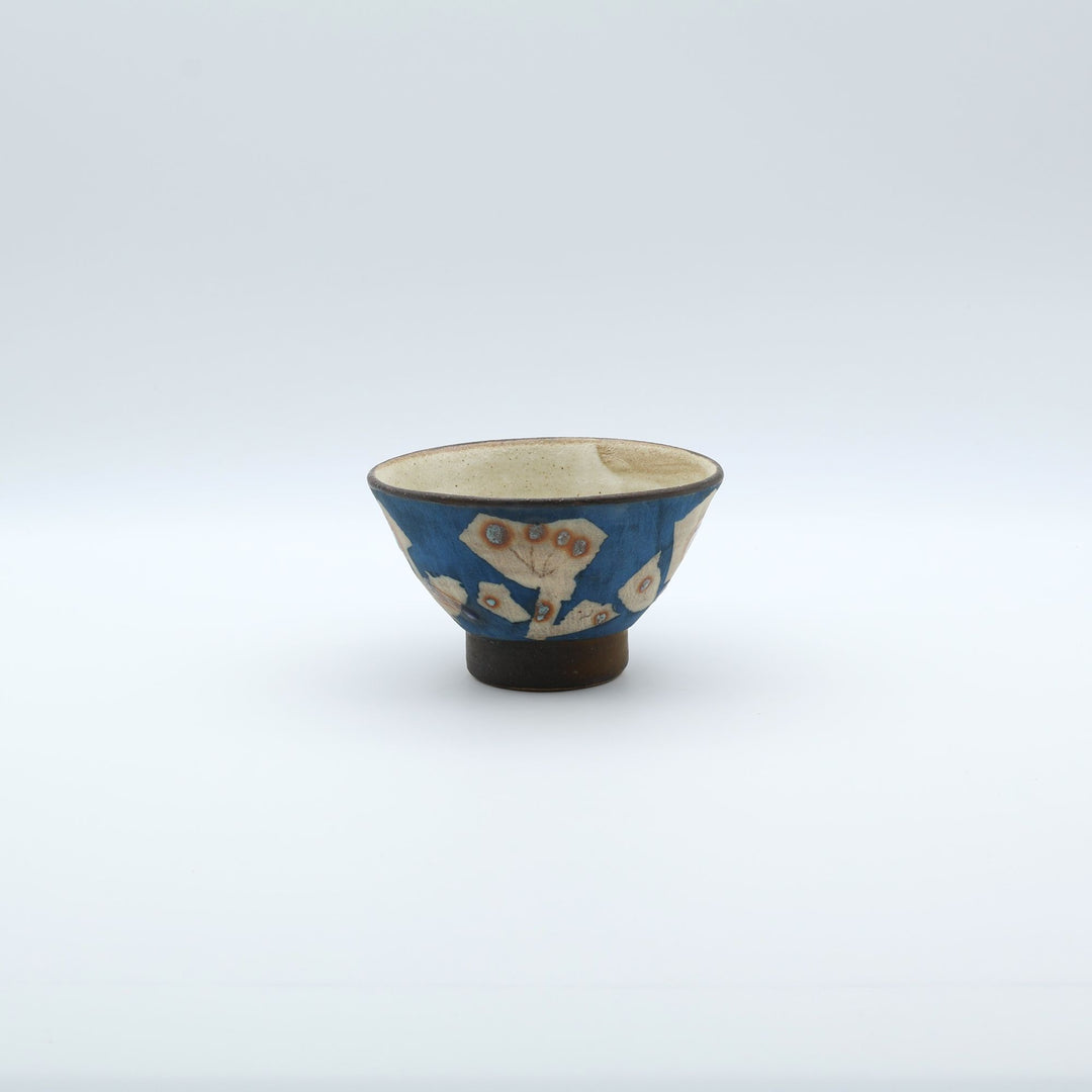 沖縄のやちむん「土の種」藍色のマカイ。手描きによるユニークな模様と、土の風合いが残る美しい茶碗。