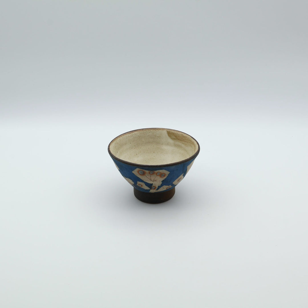 沖縄のやちむん「土の種」藍色のマカイ。手描きによるユニークな模様と、土の風合いが残る美しい茶碗。