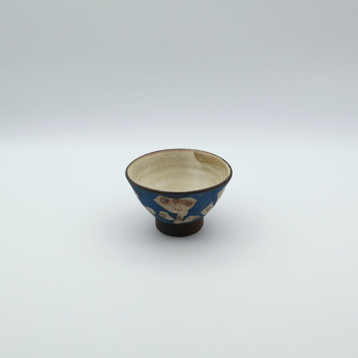 沖縄のやちむん「土の種」藍色のマカイ。手描きによるユニークな模様と、土の風合いが残る美しい茶碗。