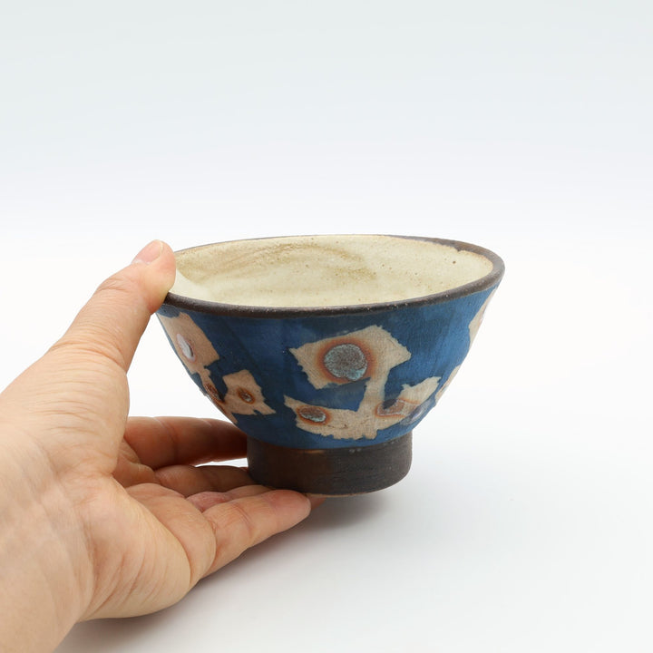 沖縄のやちむん「土の種」藍色のマカイ。手描きによるユニークな模様と、土の風合いが残る美しい茶碗。