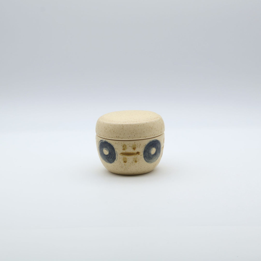 sora potters workによる、温かみのあるベージュの器肌に伝統的なやちむん柄をSPW風にアレンジしたモダンな模様が描かれた小さな蓋物。