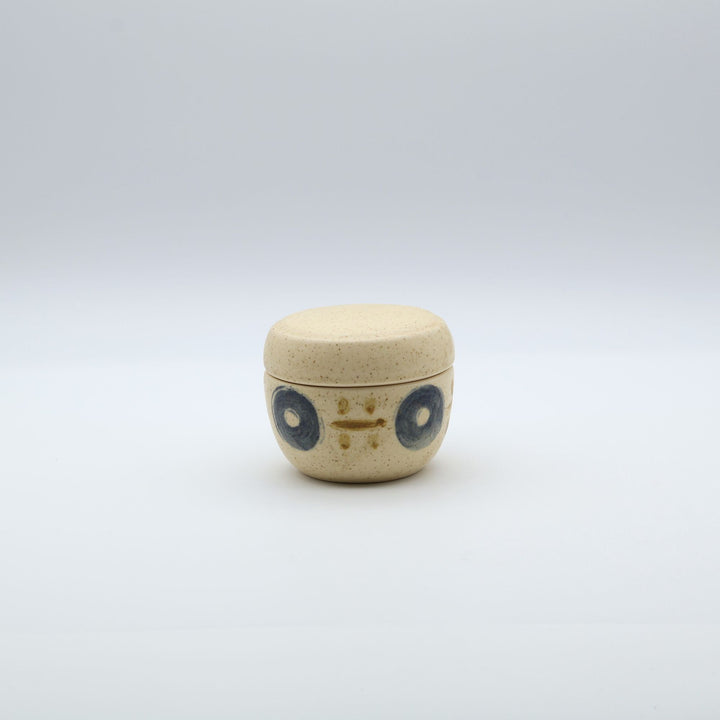 sora potters workによる、温かみのあるベージュの器肌に伝統的なやちむん柄をSPW風にアレンジしたモダンな模様が描かれた小さな蓋物。