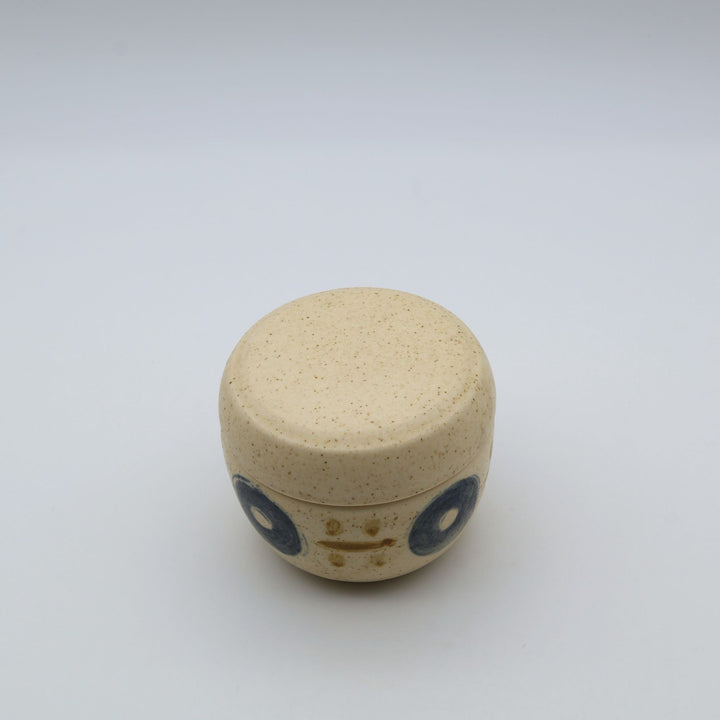 sora potters workによる、温かみのあるベージュの器肌に伝統的なやちむん柄をSPW風にアレンジしたモダンな模様が描かれた小さな蓋物。