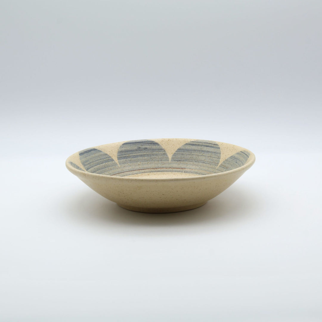 sora potters workによる、縁に淡いブルーグレーの丸模様が配されたベージュ・生成り系のやちむん盛皿。パスタやチャンプルー、シチュー、サラダボウルに重宝するシンプルな暮らしの器。