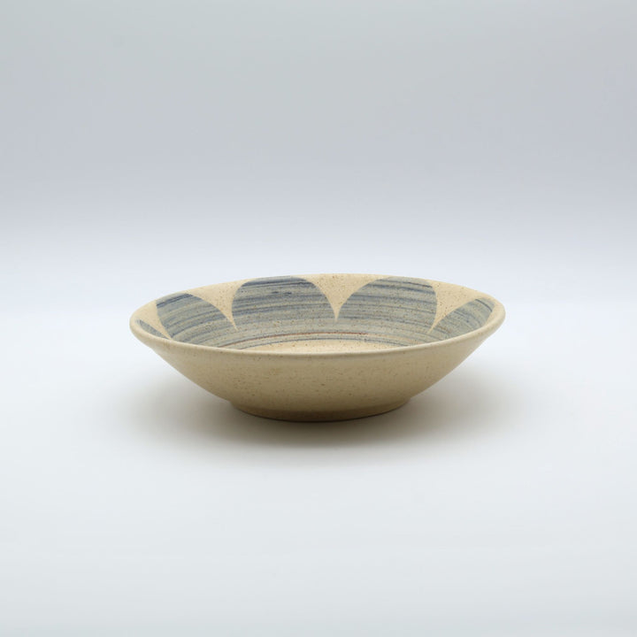 sora potters workによる、縁に淡いブルーグレーの丸模様が配されたベージュ・生成り系のやちむん盛皿。パスタやチャンプルー、シチュー、サラダボウルに重宝するシンプルな暮らしの器。