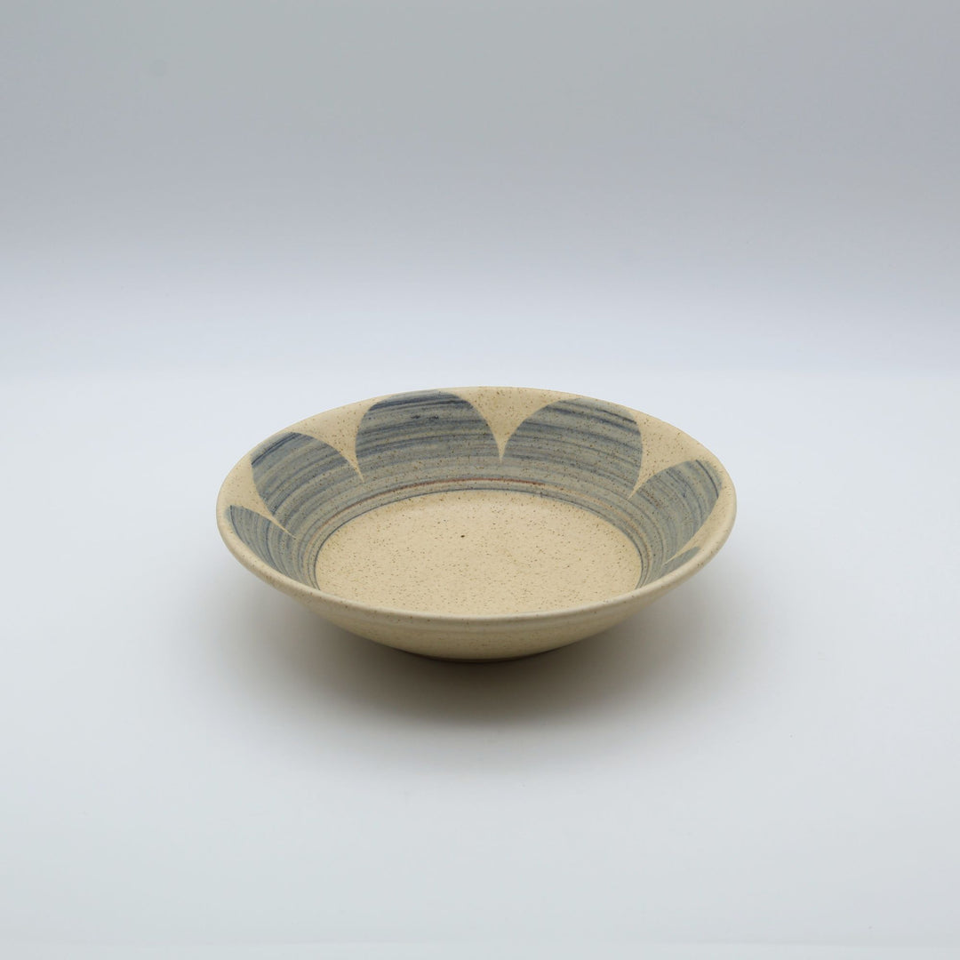 sora potters workによる、縁に淡いブルーグレーの丸模様が配されたベージュ・生成り系のやちむん盛皿。パスタやチャンプルー、サラダボウルに重宝するシンプルな暮らしの器。