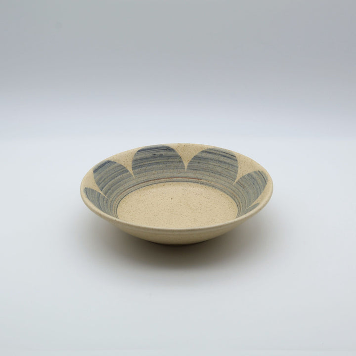 sora potters workによる、縁に淡いブルーグレーの丸模様が配されたベージュ・生成り系のやちむん盛皿。パスタやチャンプルー、サラダボウルに重宝するシンプルな暮らしの器。