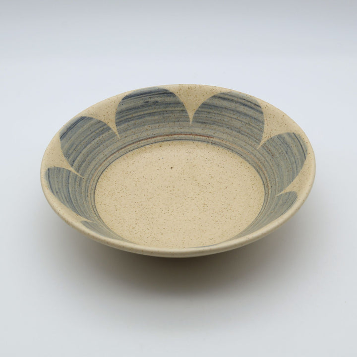 sora potters workによる、縁に淡いブルーグレーの丸模様が配されたベージュ・生成り系のやちむん盛皿。パスタやチャンプルー、シチュー、サラダボウルに重宝するシンプルな暮らしの器。