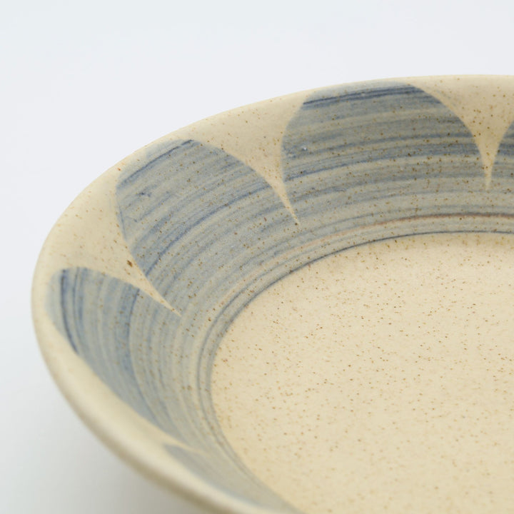 sora potters workによる、縁に淡いブルーグレーの丸模様が配されたベージュ・生成り系のやちむん盛皿。パスタやチャンプルー、シチュー、サラダボウルに重宝するシンプルな暮らしの器。