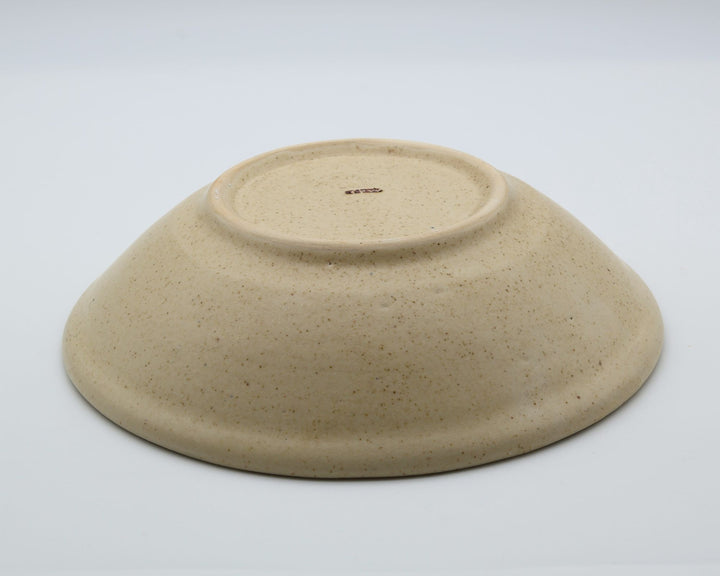 sora potters workによる、縁に淡いブルーグレーの丸花模様が配されたベージュ・生成り系のやちむん盛皿。パスタやチャンプルー、シチュー、サラダボウルに重宝するシンプルな暮らしの器。