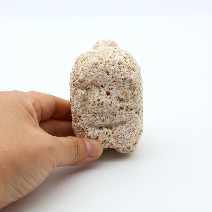 那覇市の「スタジオde-jin」による琉球石灰岩（粟石）の石獅子「フーガワイ ミニ」。珊瑚や貝殻が堆積してできた石灰岩特有の、砂浜のような茶色い色合いと気泡を多く含んだ軟らかな質感が、一体一体異なる手彫りの表情に温かみを添えている。