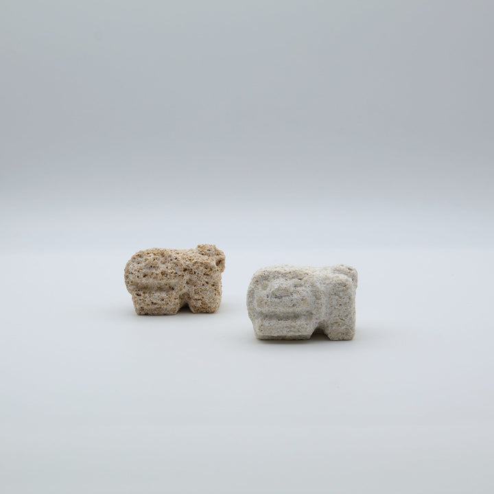 スタジオde-jinの琉球石灰岩の石獅子、ふりかえりミニの｢阿｣側。振り返った姿がユーモラスで癒されるいし石彫りシーサー。