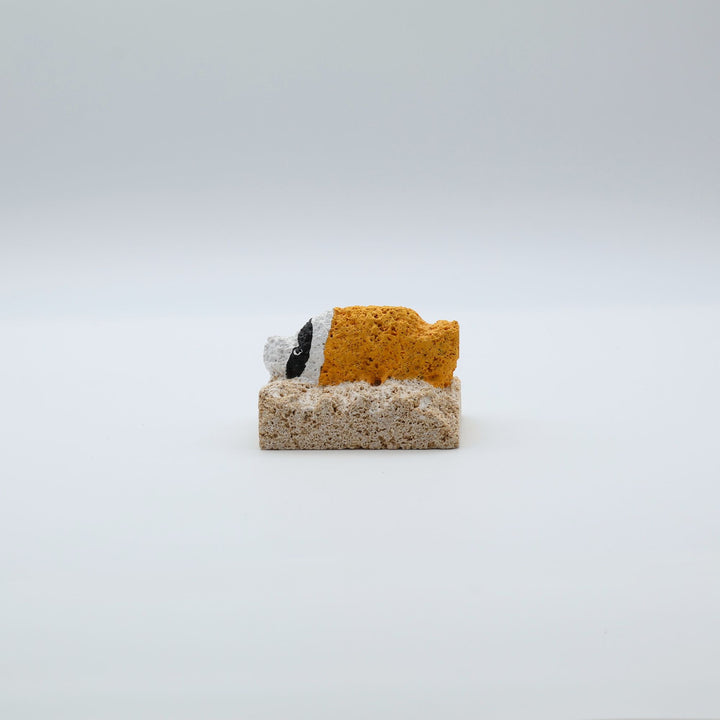 スタジオde-jinの琉球石灰岩の石彫り、チョウチョウウオの仲間らしく黄色が特徴的な沖縄のさかなシリーズ。限定品。1点もの。