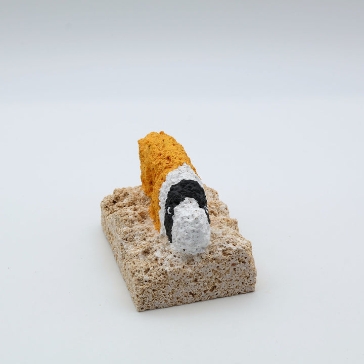 スタジオde-jinの琉球石灰岩の石彫り、チョウチョウウオの仲間らしく黄色が特徴的な沖縄のさかなシリーズ。限定品。1点もの。