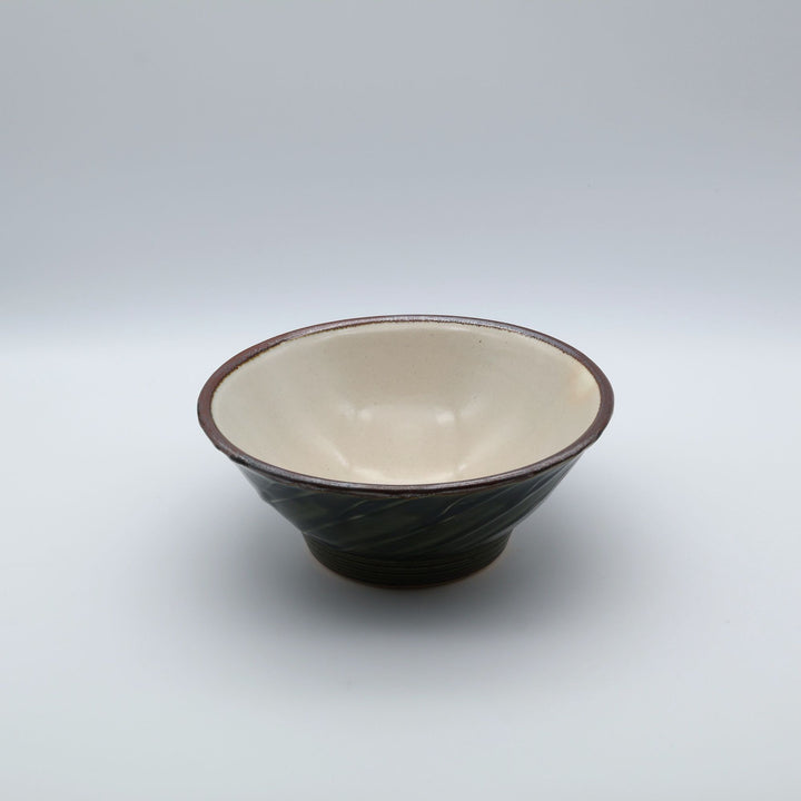 星の宮製陶・高橋あいによる呉須泥刷毛目の丼鉢。外側には立体感と躍動感のある深い呉須の刷毛目模様が施され、内側には料理が美しく映える優しい白化粧が施された手仕事の大鉢。