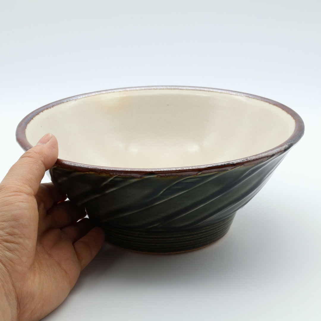星の宮製陶・高橋あいによる呉須泥刷毛目の丼鉢。外側には立体感と躍動感のある深い呉須の刷毛目模様が施され、内側には料理が美しく映える優しい白化粧が施された手仕事の大鉢。