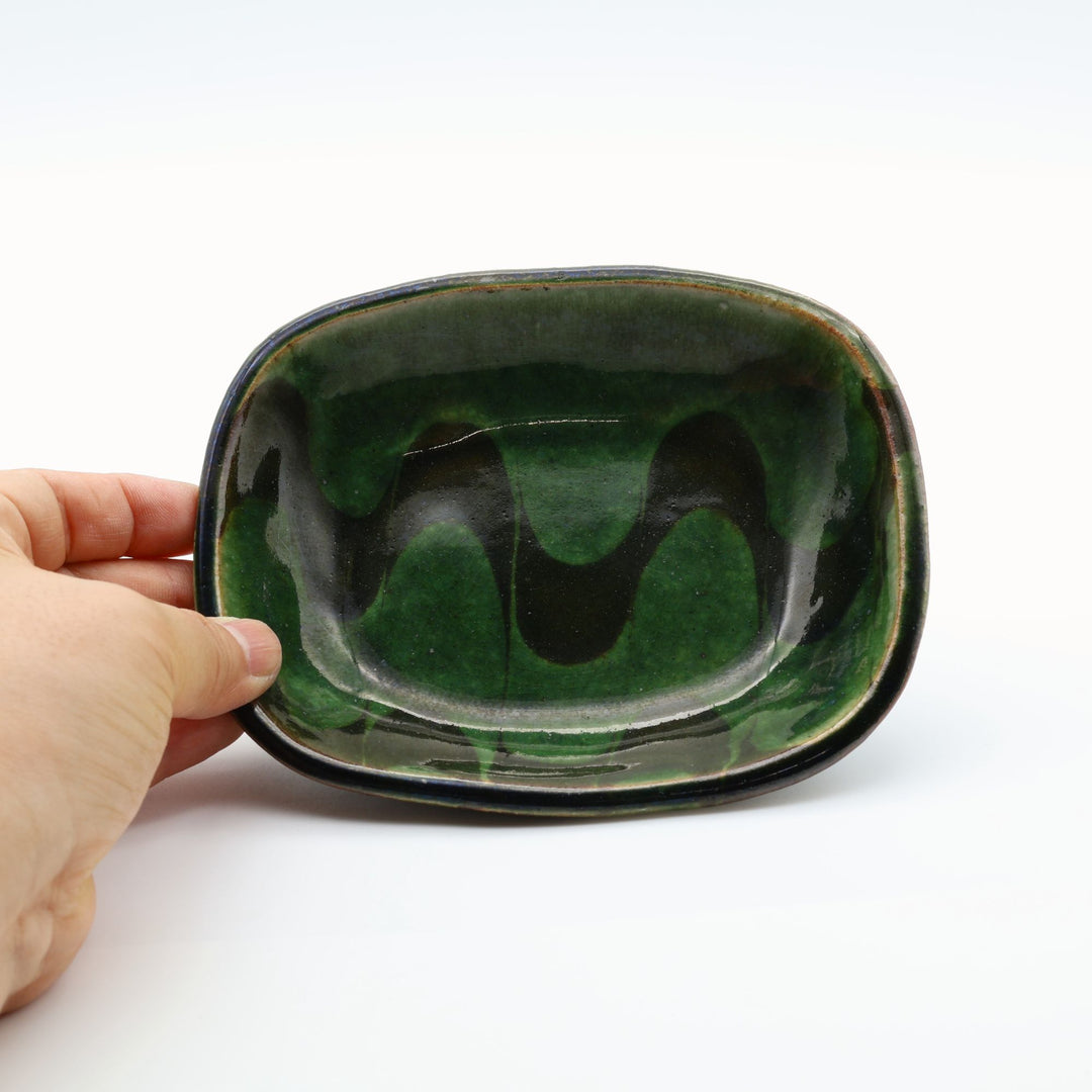 宋艸窯（そうそうがま）が異なる色の粘土を組み合わせて作った、練り込み技法に緑釉を表面に施した長方形の小皿。緑釉越しに見える練り込みの幾何学模様と丸みのあるフォルムが美しい手仕事の角小皿です。