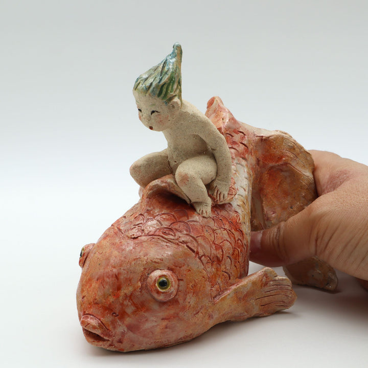 金魚にのる