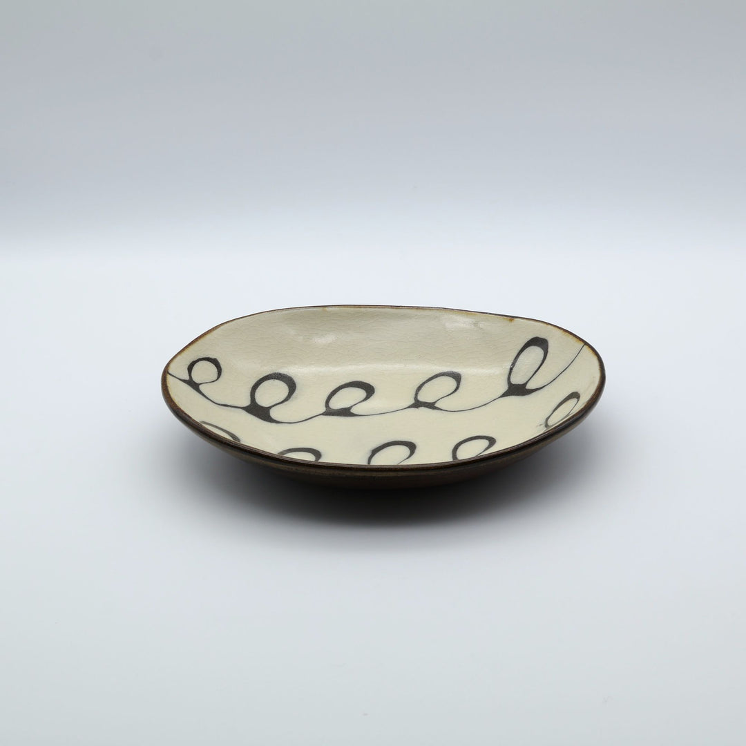 生楽陶苑のスリップウェア　カレー皿　白くるくる模様