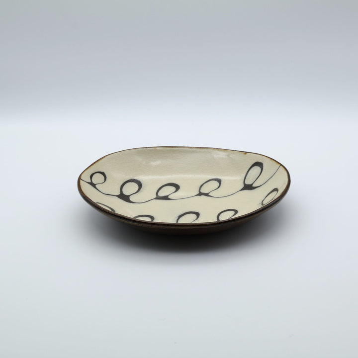 生楽陶苑のスリップウェア　カレー皿　白くるくる模様