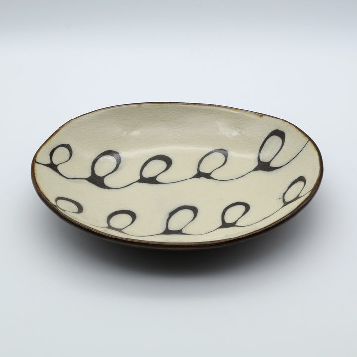 生楽陶苑のスリップウェア　カレー皿　白くるくる模様