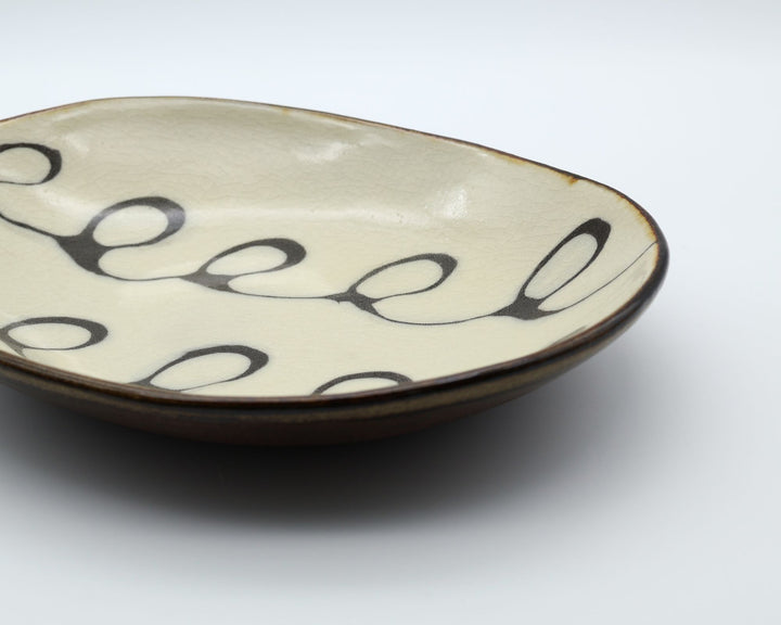 生楽陶苑のスリップウェア　カレー皿　白くるくる模様
