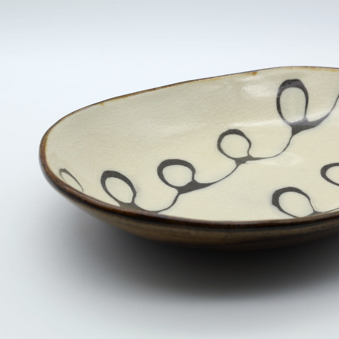 生楽陶苑のスリップウェア　カレー皿　白くるくる模様