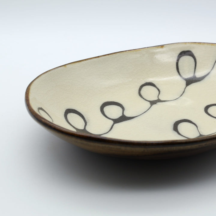 生楽陶苑のスリップウェア　カレー皿　白くるくる模様